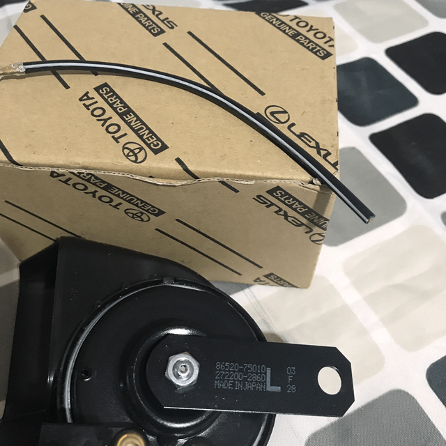 CT200 Horns x 2 + Repair kit - M24B - see M24A different code on back - this has 28, The other has 30
