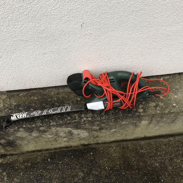 Sold - Black & Decker Hedge Cutter - 41cm GT251 - M91