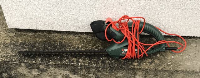 Sold - Black & Decker Hedge Cutter - 41cm GT251 - M91