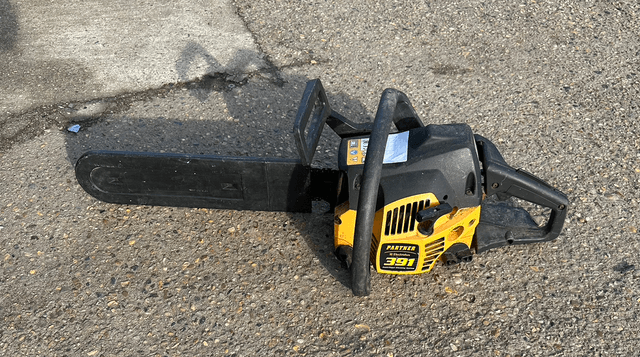 Chainsaw - For Parts or Repairs - M19